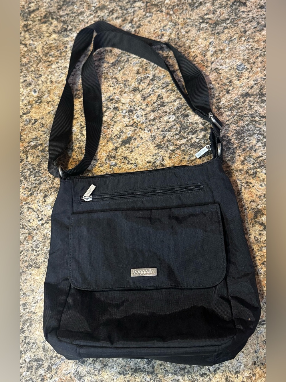Baggallini Crossbody Black Town Bagg Nylon Adjustable Strap Travel 11x10x3 Purse